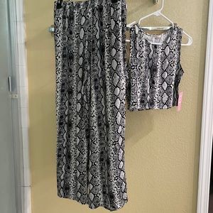 Women’s two piece set size medium